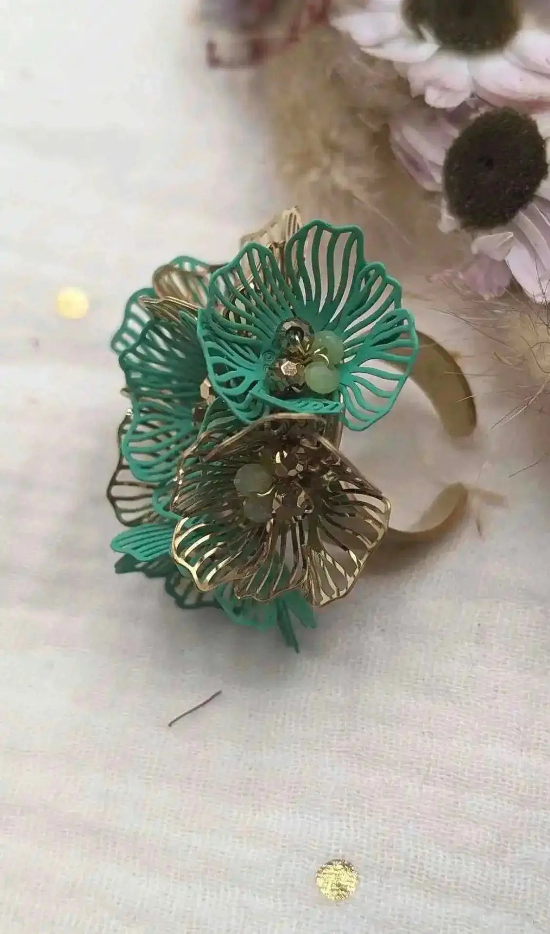 Bague dorée avec fleur verte en relief - Printemps Accessory.fr