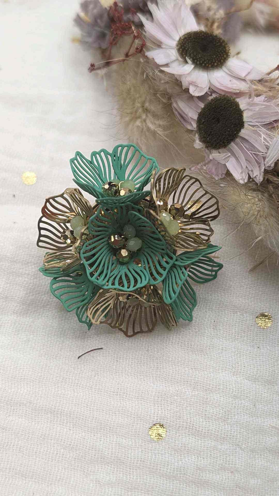 Bague dorée avec fleur verte en relief - Printemps Accessory.fr