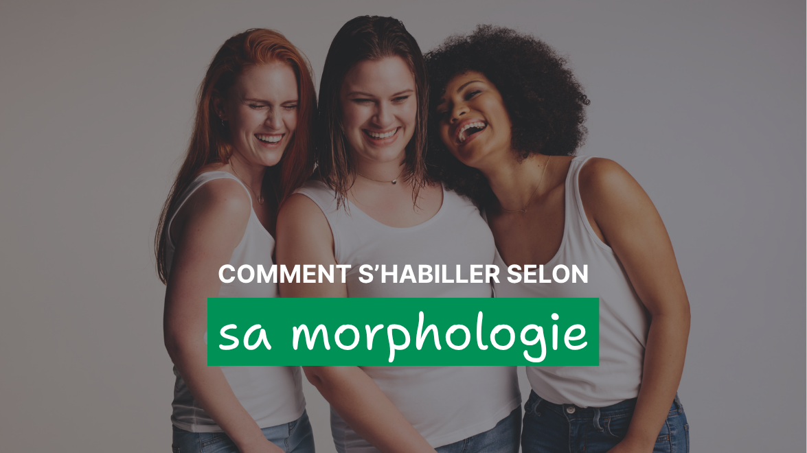 Trois femmes de morphologies différentes en train de rigoler ensemble et toutes trois  habillées avec un tee-shirt blanc et un jean bleu 
