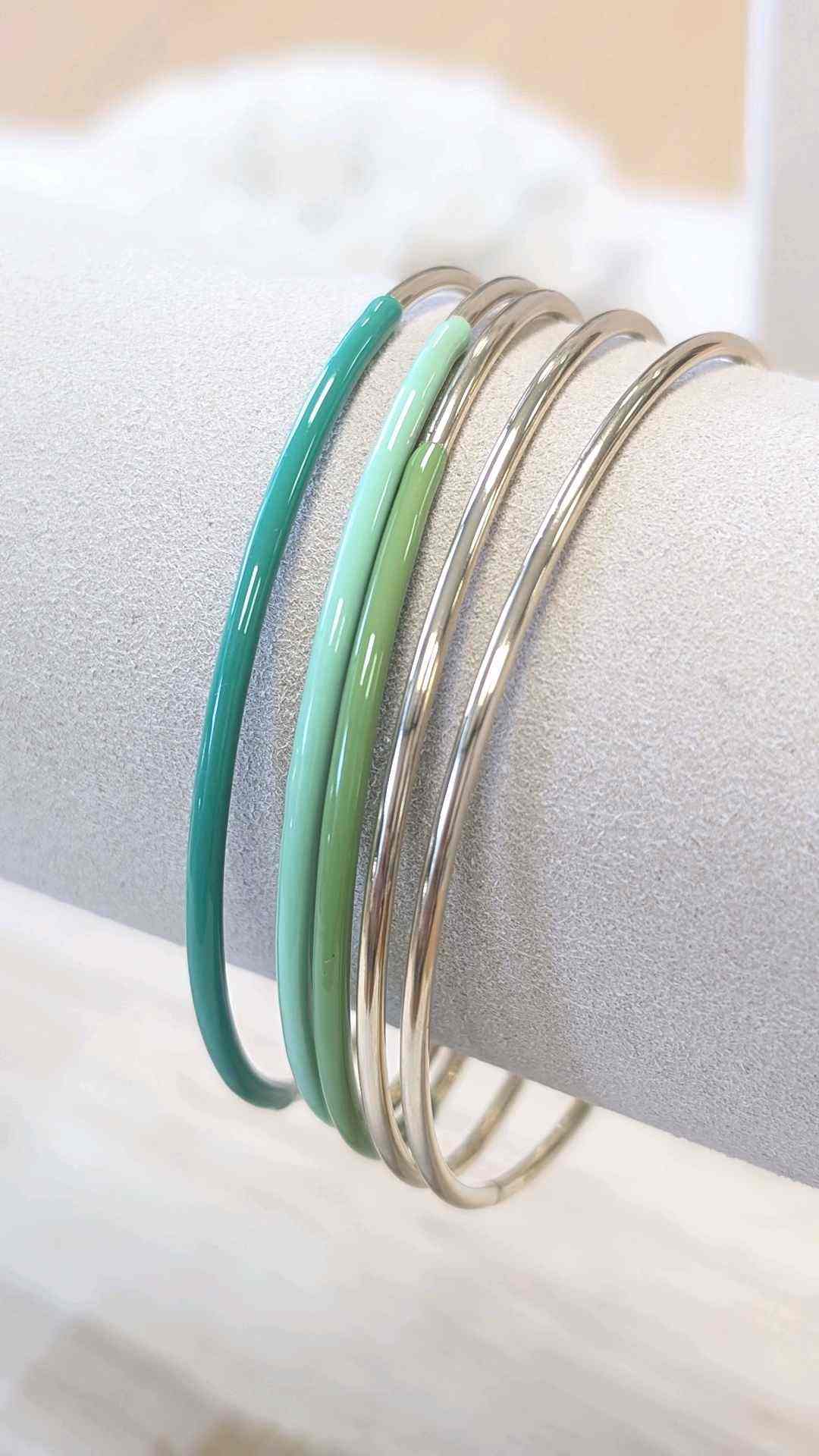 Combinaison de bracelets jonc argentés et verts - Janice