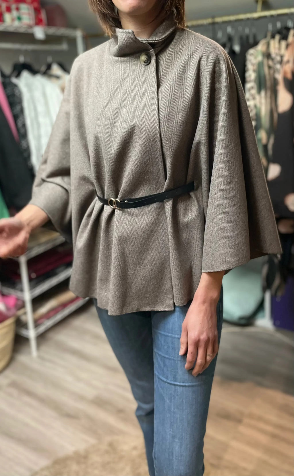 Manteau cape gris ceinturé - Astrid ELLE STYLE